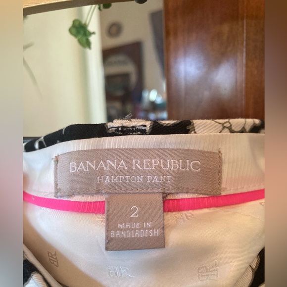 Banana Republic Hampton Pant Crop Pant Size 2 Black w/White Flowers 26” inseam - Picture 3 of 9